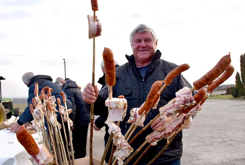VINCELOVO KOD ENJINGIJA U HRNJEVCU: Stjepan Mesić i brojni uzvanici slavili početak radova u vinogradu