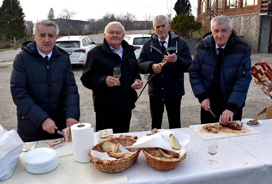 VINCELOVO KOD ENJINGIJA U HRNJEVCU: Stjepan Mesić i brojni uzvanici slavili početak radova u vinogradu