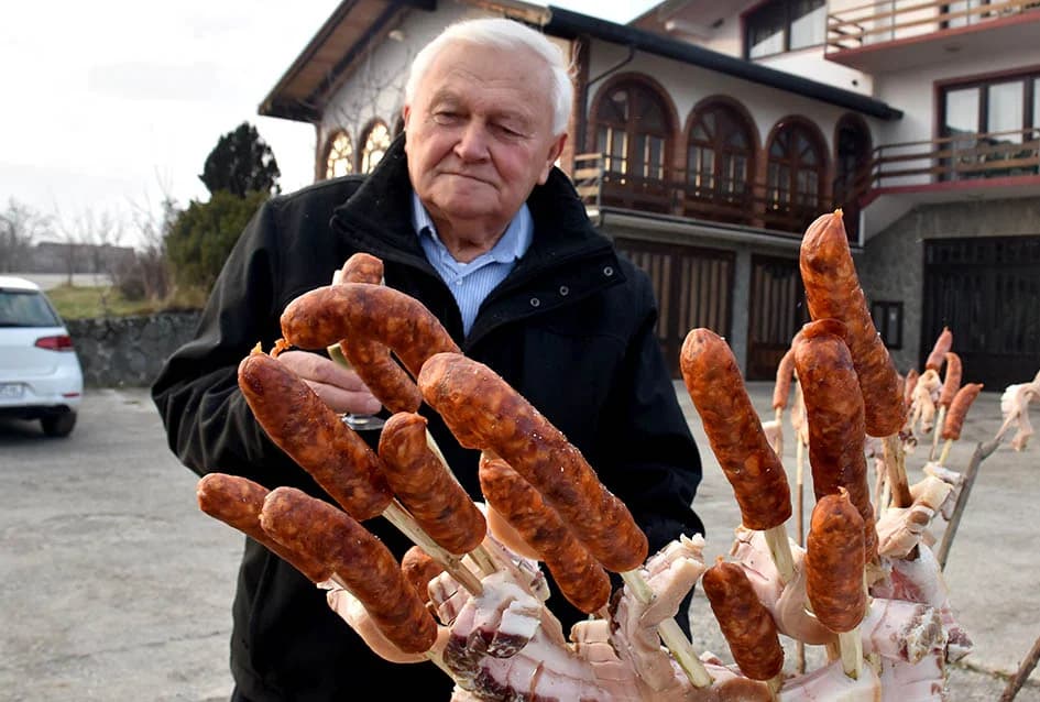 VINCELOVO KOD ENJINGIJA U HRNJEVCU: Stjepan Mesić i brojni uzvanici slavili početak radova u vinogradu