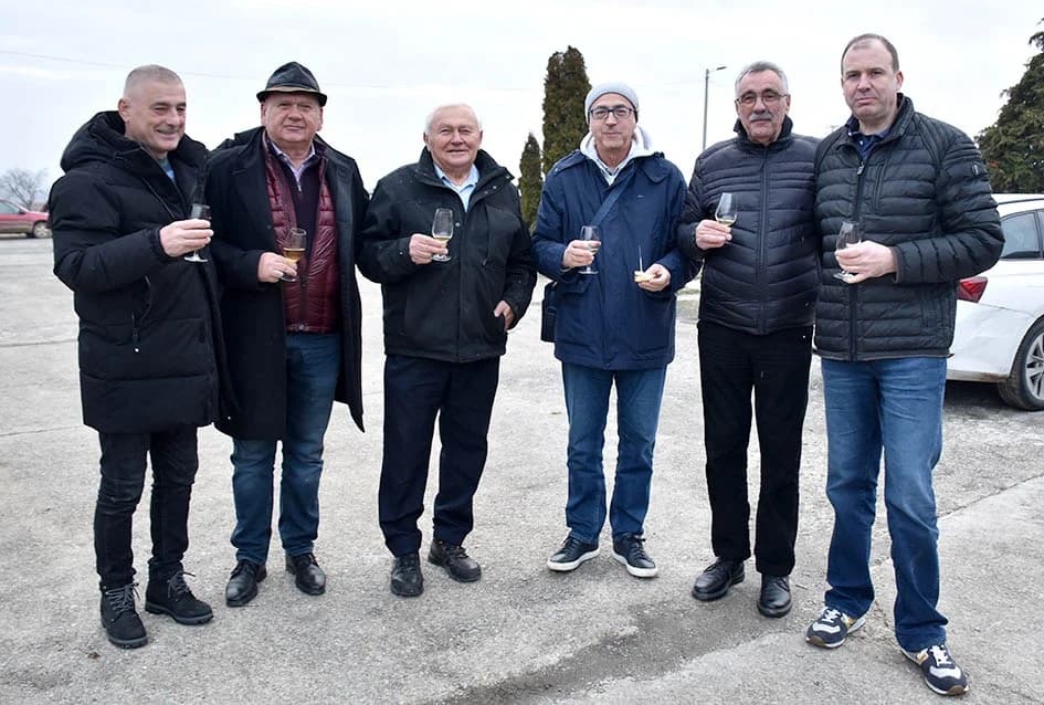 VINCELOVO KOD ENJINGIJA U HRNJEVCU: Stjepan Mesić i brojni uzvanici slavili početak radova u vinogradu