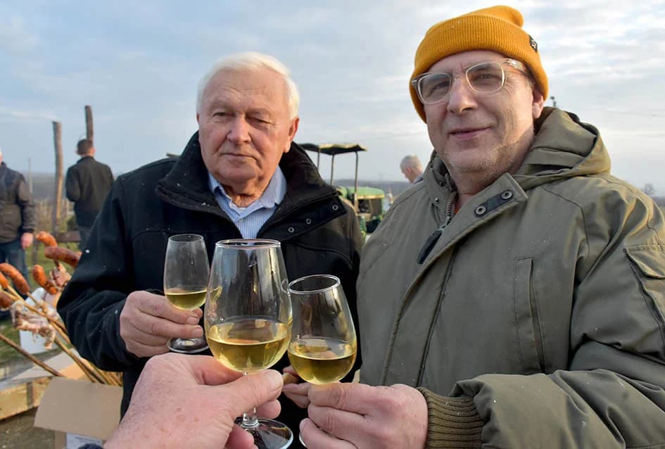 VINCELOVO KOD ENJINGIJA U HRNJEVCU: Stjepan Mesić i brojni uzvanici slavili početak radova u vinogradu