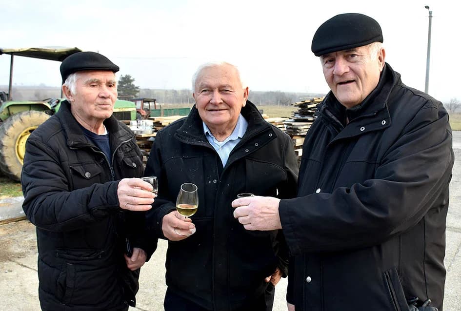 VINCELOVO KOD ENJINGIJA U HRNJEVCU: Stjepan Mesić i brojni uzvanici slavili početak radova u vinogradu