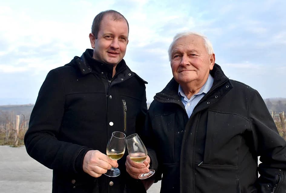 VINCELOVO KOD ENJINGIJA U HRNJEVCU: Stjepan Mesić i brojni uzvanici slavili početak radova u vinogradu