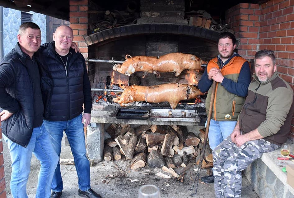 VINCELOVO KOD ENJINGIJA U HRNJEVCU: Stjepan Mesić i brojni uzvanici slavili početak radova u vinogradu