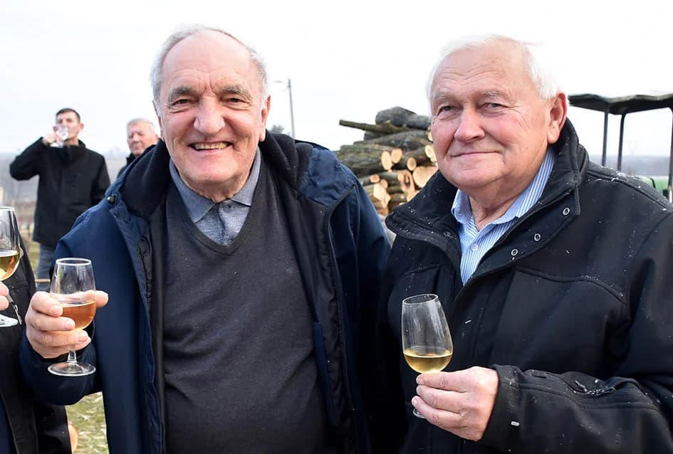 VINCELOVO KOD ENJINGIJA U HRNJEVCU: Stjepan Mesić i brojni uzvanici slavili početak radova u vinogradu