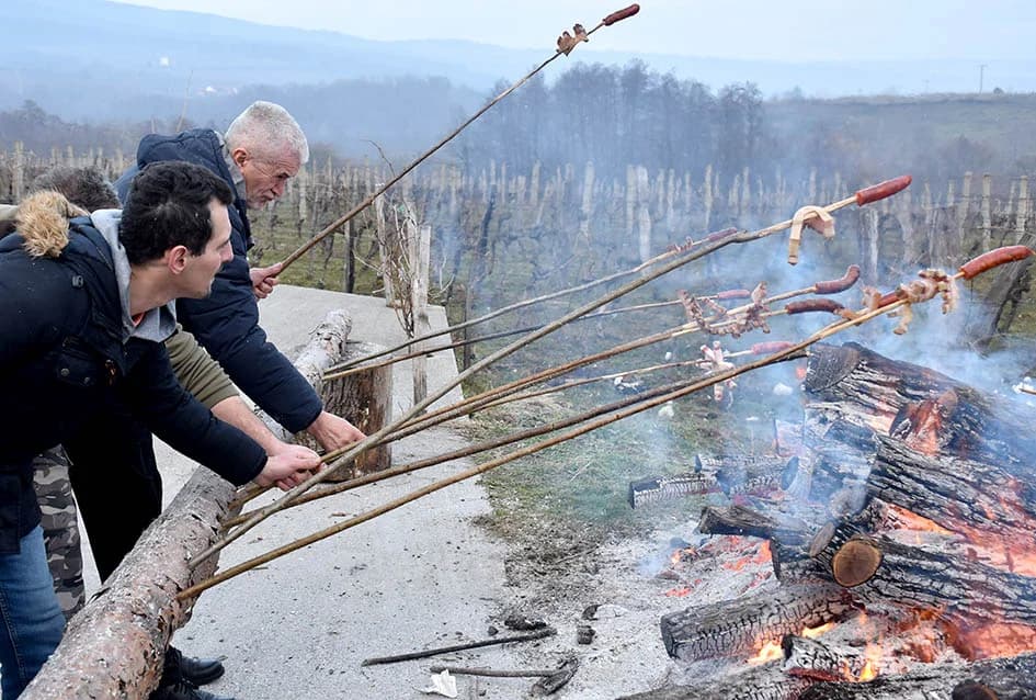 VINCELOVO KOD ENJINGIJA U HRNJEVCU: Stjepan Mesić i brojni uzvanici slavili početak radova u vinogradu