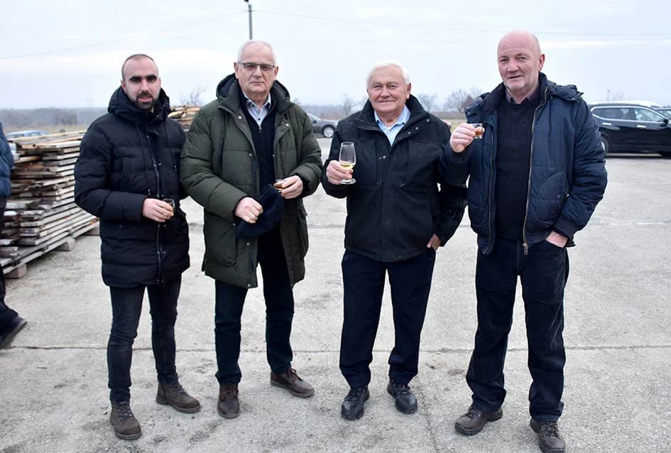 VINCELOVO KOD ENJINGIJA U HRNJEVCU: Stjepan Mesić i brojni uzvanici slavili početak radova u vinogradu