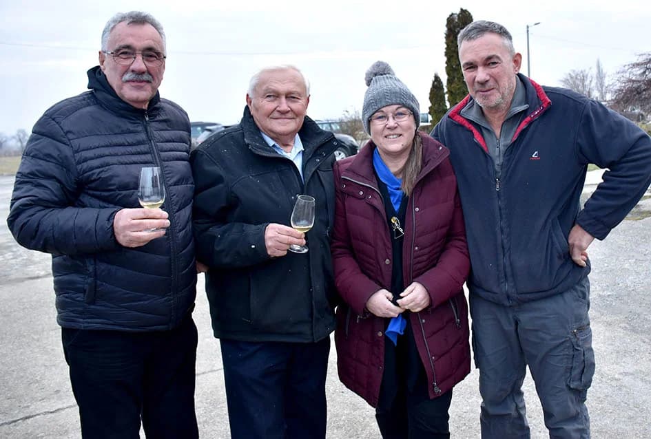 VINCELOVO KOD ENJINGIJA U HRNJEVCU: Stjepan Mesić i brojni uzvanici slavili početak radova u vinogradu