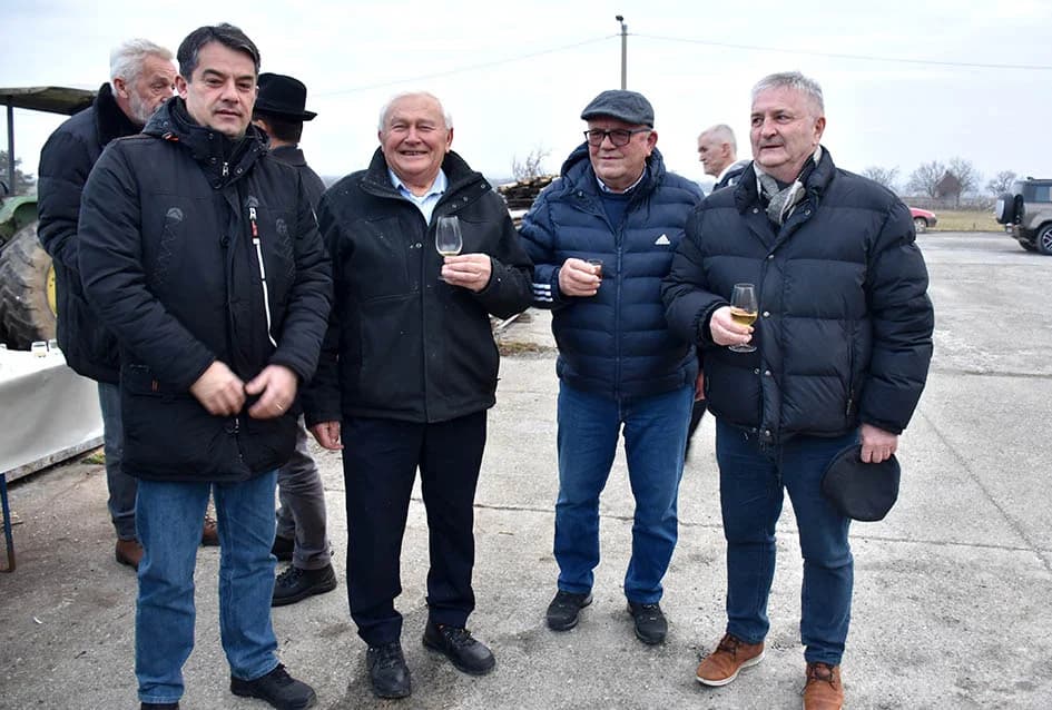VINCELOVO KOD ENJINGIJA U HRNJEVCU: Stjepan Mesić i brojni uzvanici slavili početak radova u vinogradu