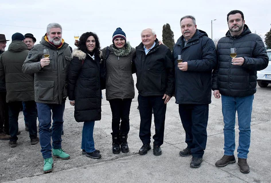 VINCELOVO KOD ENJINGIJA U HRNJEVCU: Stjepan Mesić i brojni uzvanici slavili početak radova u vinogradu
