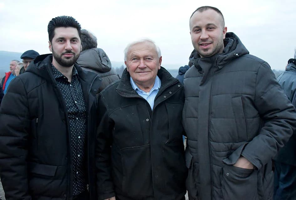VINCELOVO KOD ENJINGIJA U HRNJEVCU: Stjepan Mesić i brojni uzvanici slavili početak radova u vinogradu