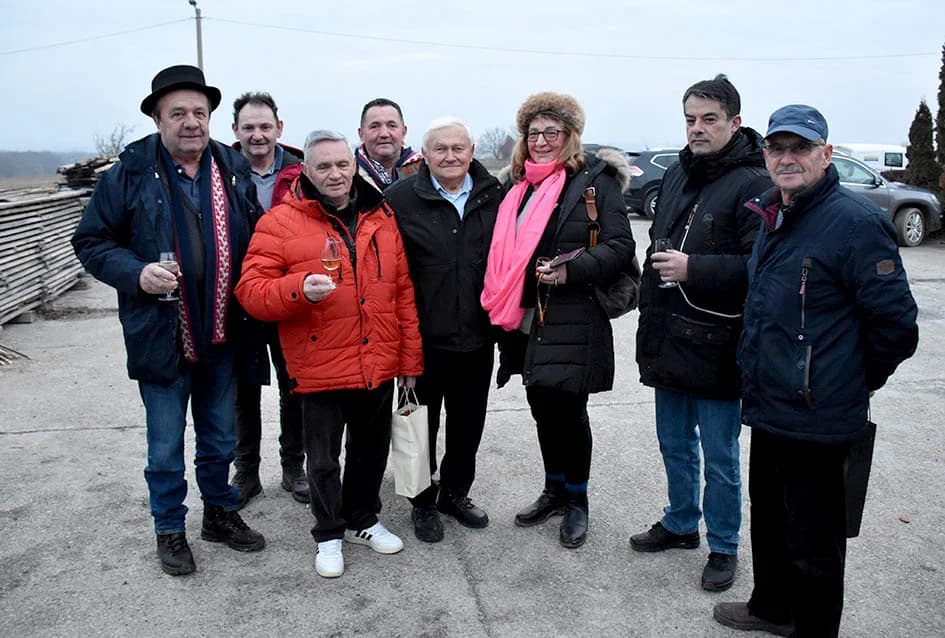 VINCELOVO KOD ENJINGIJA U HRNJEVCU: Stjepan Mesić i brojni uzvanici slavili početak radova u vinogradu