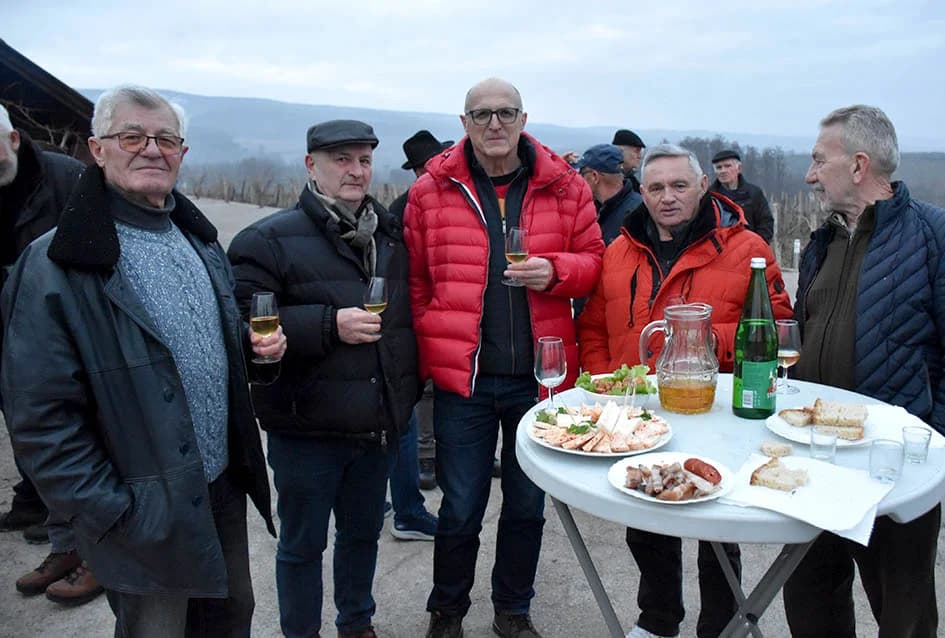 VINCELOVO KOD ENJINGIJA U HRNJEVCU: Stjepan Mesić i brojni uzvanici slavili početak radova u vinogradu