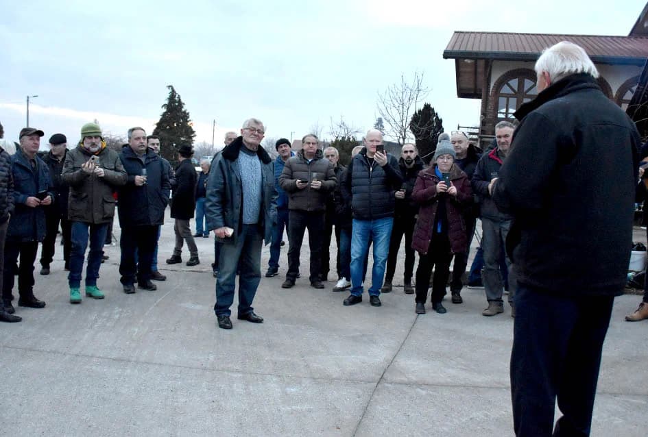 VINCELOVO KOD ENJINGIJA U HRNJEVCU: Stjepan Mesić i brojni uzvanici slavili početak radova u vinogradu