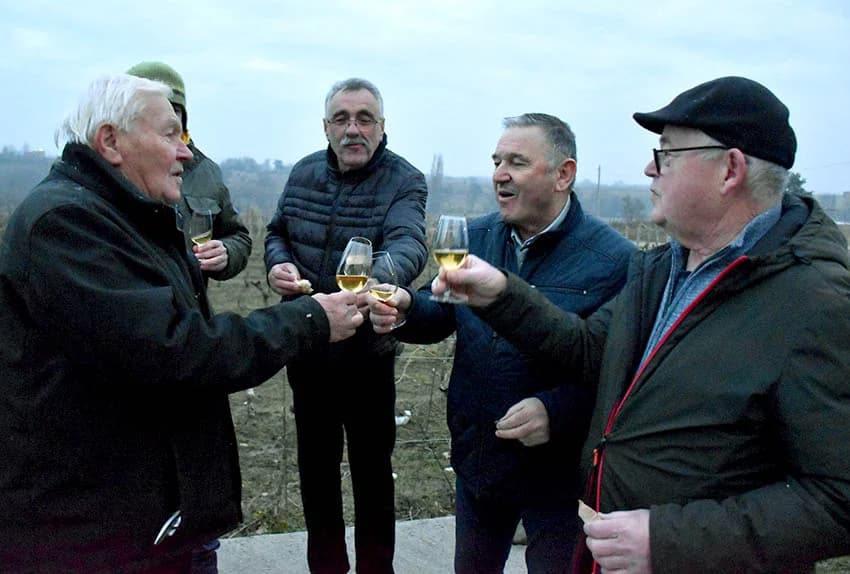 VINCELOVO KOD ENJINGIJA U HRNJEVCU: Stjepan Mesić i brojni uzvanici slavili početak radova u vinogradu