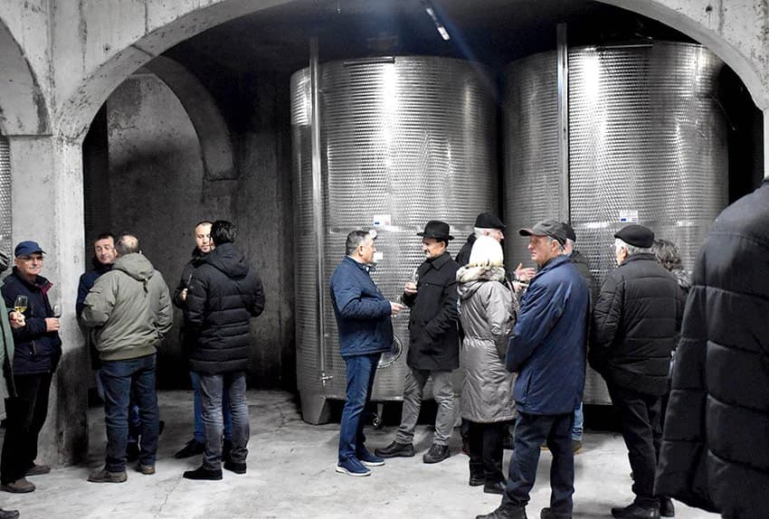 VINCELOVO KOD ENJINGIJA U HRNJEVCU: Stjepan Mesić i brojni uzvanici slavili početak radova u vinogradu