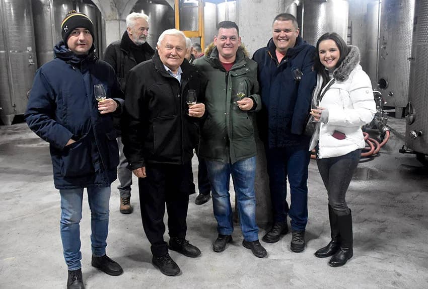 VINCELOVO KOD ENJINGIJA U HRNJEVCU: Stjepan Mesić i brojni uzvanici slavili početak radova u vinogradu