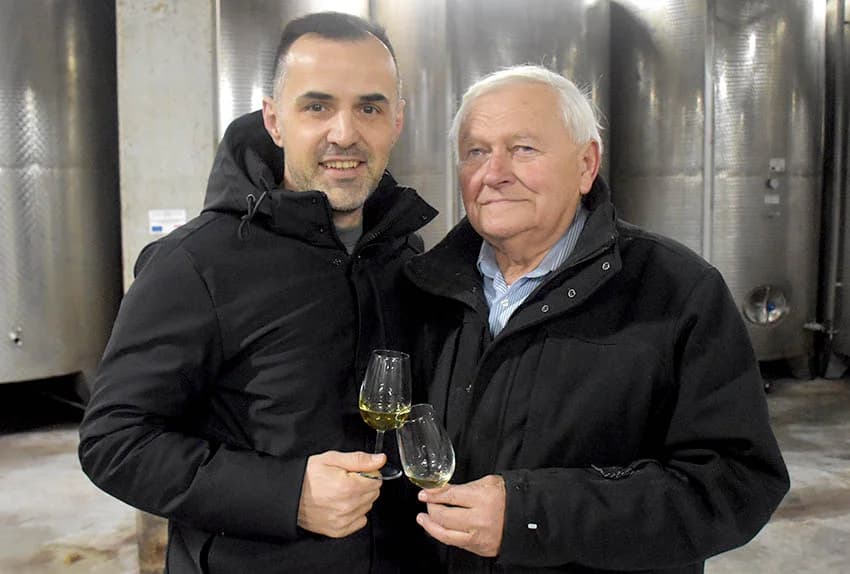 VINCELOVO KOD ENJINGIJA U HRNJEVCU: Stjepan Mesić i brojni uzvanici slavili početak radova u vinogradu
