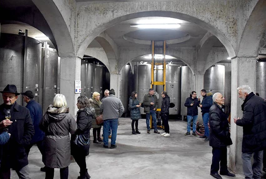 VINCELOVO KOD ENJINGIJA U HRNJEVCU: Stjepan Mesić i brojni uzvanici slavili početak radova u vinogradu