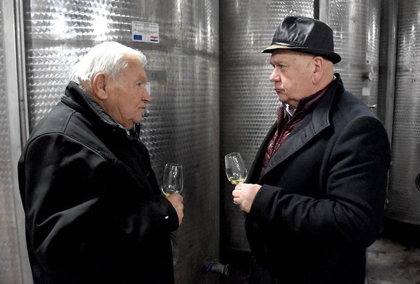 VINCELOVO KOD ENJINGIJA U HRNJEVCU: Stjepan Mesić i brojni uzvanici slavili početak radova u vinogradu