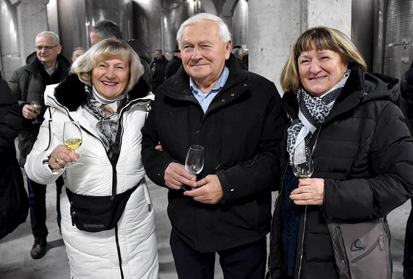 VINCELOVO KOD ENJINGIJA U HRNJEVCU: Stjepan Mesić i brojni uzvanici slavili početak radova u vinogradu