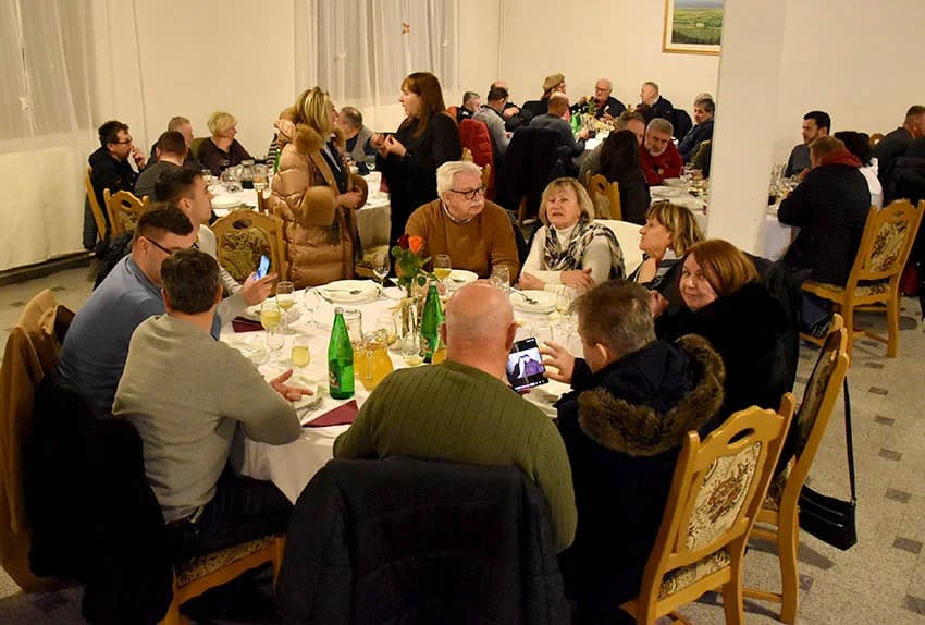 VINCELOVO KOD ENJINGIJA U HRNJEVCU: Stjepan Mesić i brojni uzvanici slavili početak radova u vinogradu