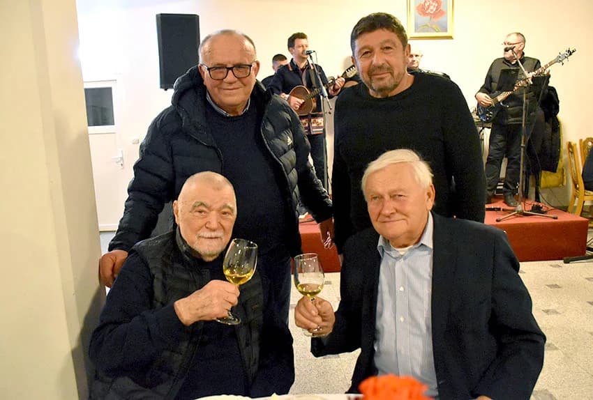 VINCELOVO KOD ENJINGIJA U HRNJEVCU: Stjepan Mesić i brojni uzvanici slavili početak radova u vinogradu