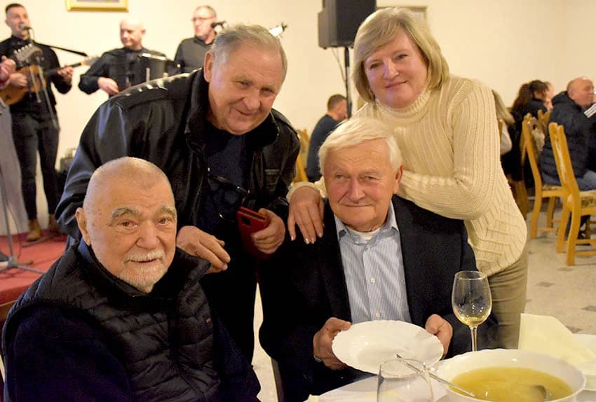 VINCELOVO KOD ENJINGIJA U HRNJEVCU: Stjepan Mesić i brojni uzvanici slavili početak radova u vinogradu