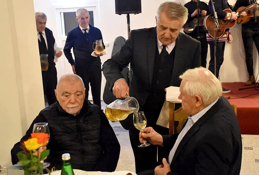 VINCELOVO KOD ENJINGIJA U HRNJEVCU: Stjepan Mesić i brojni uzvanici slavili početak radova u vinogradu