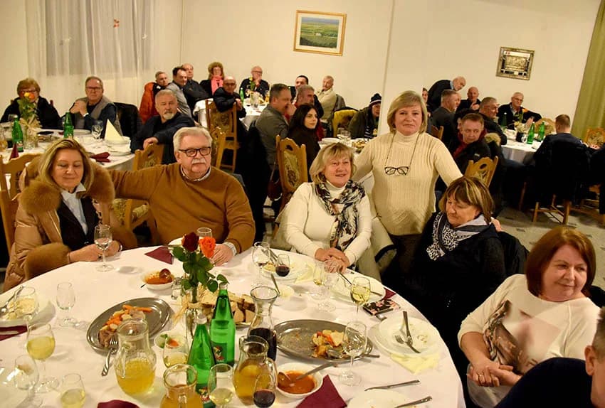 VINCELOVO KOD ENJINGIJA U HRNJEVCU: Stjepan Mesić i brojni uzvanici slavili početak radova u vinogradu