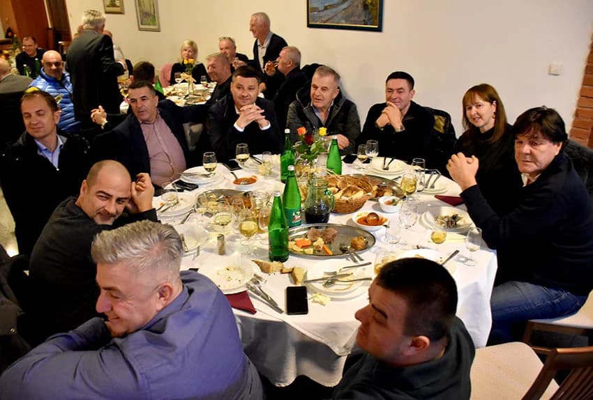 VINCELOVO KOD ENJINGIJA U HRNJEVCU: Stjepan Mesić i brojni uzvanici slavili početak radova u vinogradu