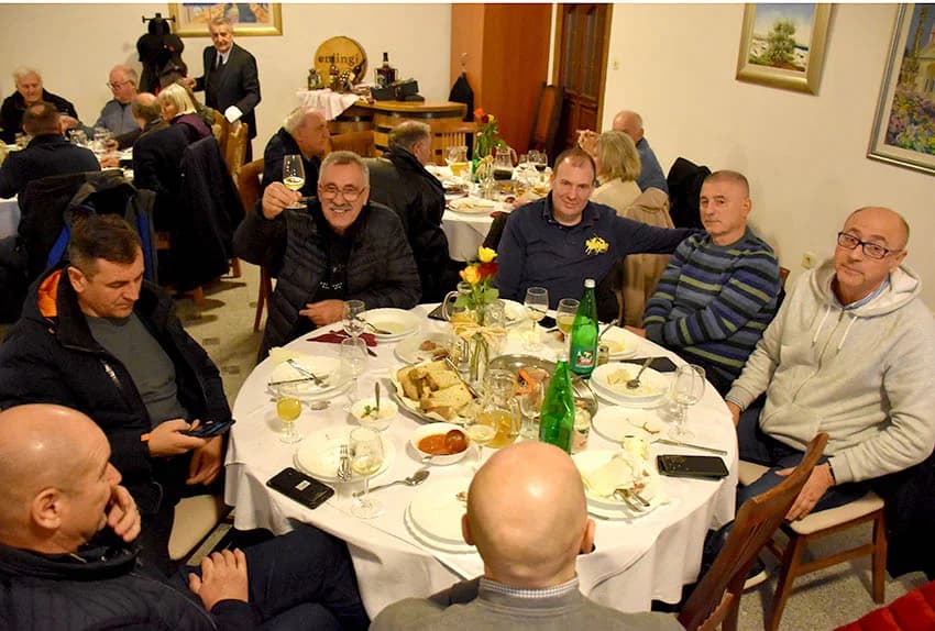 VINCELOVO KOD ENJINGIJA U HRNJEVCU: Stjepan Mesić i brojni uzvanici slavili početak radova u vinogradu
