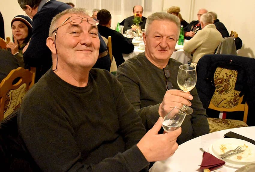 VINCELOVO KOD ENJINGIJA U HRNJEVCU: Stjepan Mesić i brojni uzvanici slavili početak radova u vinogradu