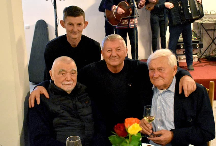 VINCELOVO KOD ENJINGIJA U HRNJEVCU: Stjepan Mesić i brojni uzvanici slavili početak radova u vinogradu