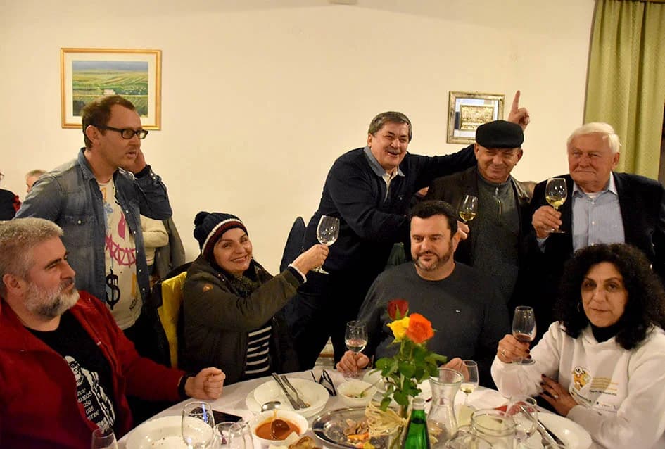 VINCELOVO KOD ENJINGIJA U HRNJEVCU: Stjepan Mesić i brojni uzvanici slavili početak radova u vinogradu