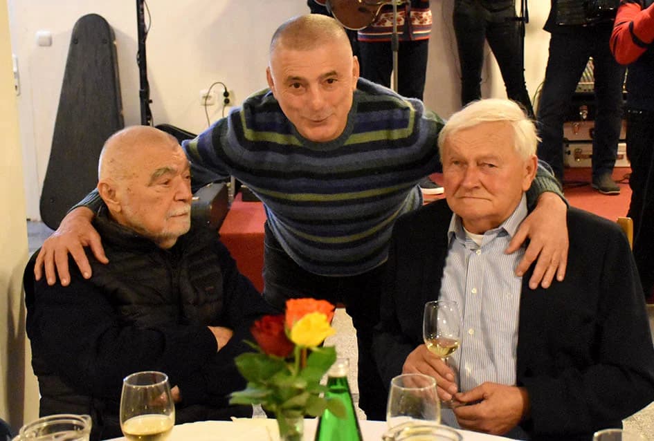 VINCELOVO KOD ENJINGIJA U HRNJEVCU: Stjepan Mesić i brojni uzvanici slavili početak radova u vinogradu