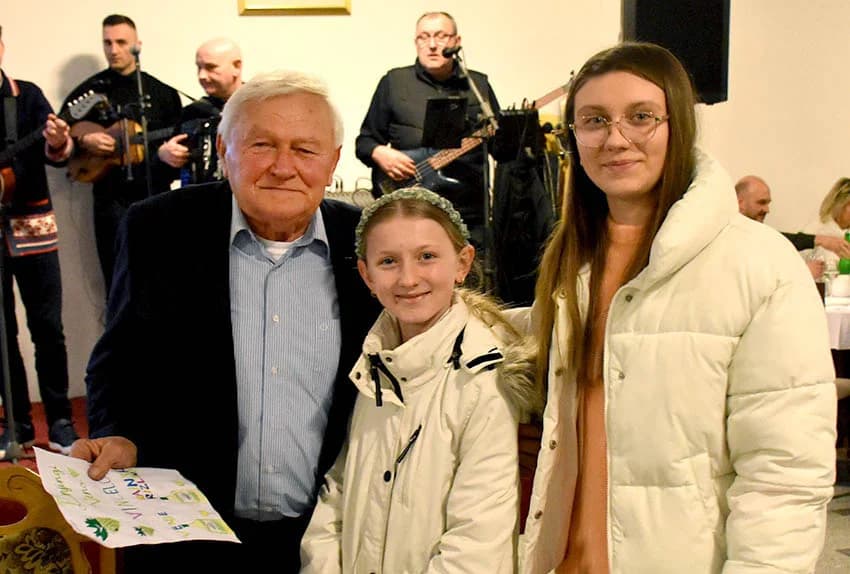 VINCELOVO KOD ENJINGIJA U HRNJEVCU: Stjepan Mesić i brojni uzvanici slavili početak radova u vinogradu