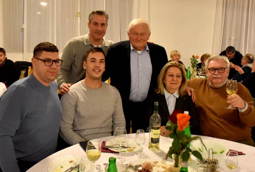 VINCELOVO KOD ENJINGIJA U HRNJEVCU: Stjepan Mesić i brojni uzvanici slavili početak radova u vinogradu