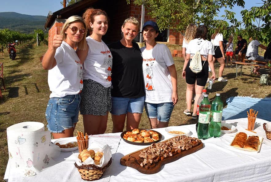 [FOTOGALERIJA] Uz jelo i piće kaptolačkim vinogradima prošlo više od četiri stotine sudionika