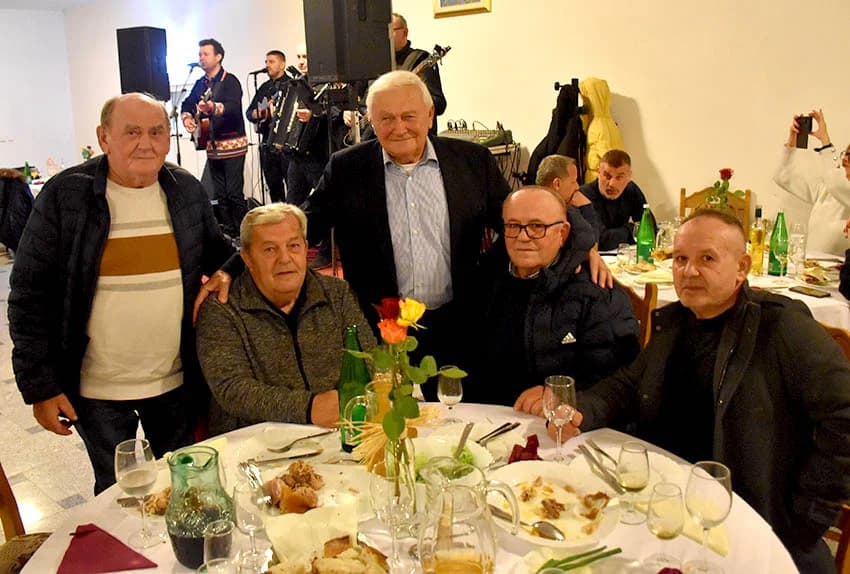 VINCELOVO KOD ENJINGIJA U HRNJEVCU: Stjepan Mesić i brojni uzvanici slavili početak radova u vinogradu