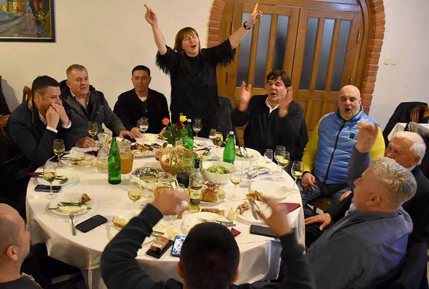 VINCELOVO KOD ENJINGIJA U HRNJEVCU: Stjepan Mesić i brojni uzvanici slavili početak radova u vinogradu
