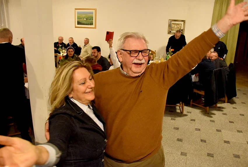 VINCELOVO KOD ENJINGIJA U HRNJEVCU: Stjepan Mesić i brojni uzvanici slavili početak radova u vinogradu