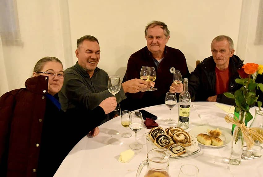 VINCELOVO KOD ENJINGIJA U HRNJEVCU: Stjepan Mesić i brojni uzvanici slavili početak radova u vinogradu
