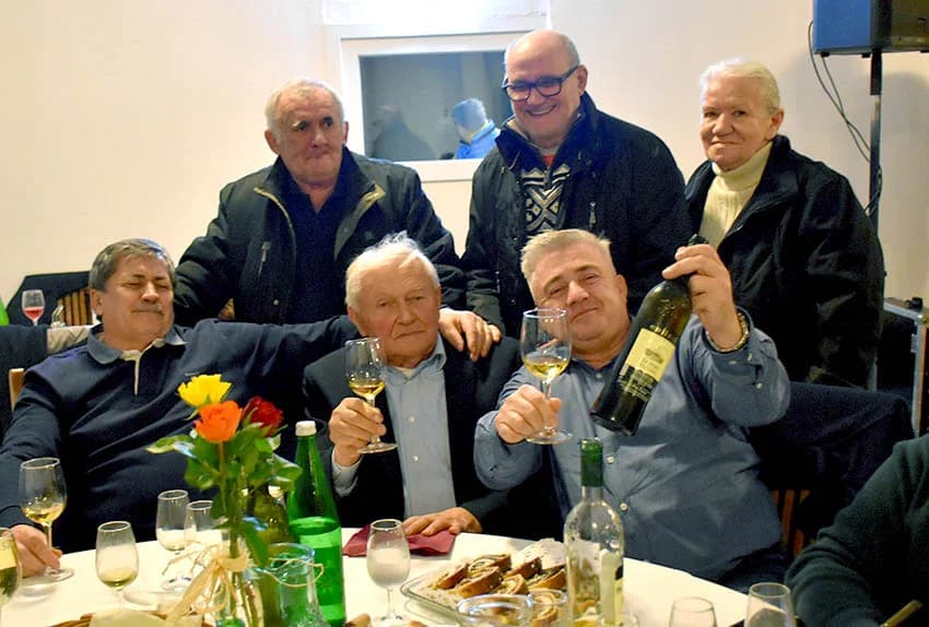 VINCELOVO KOD ENJINGIJA U HRNJEVCU: Stjepan Mesić i brojni uzvanici slavili početak radova u vinogradu
