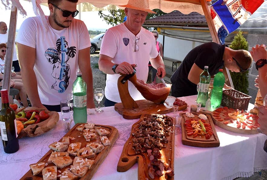 [FOTOGALERIJA] Uz jelo i piće kaptolačkim vinogradima prošlo više od četiri stotine sudionika