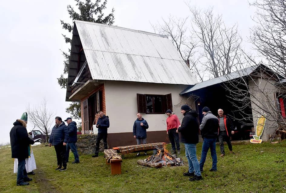 (F O T O) VINCELOVO U KAPTOLAČKIM VINOGRADIMA: Otvorene vatre, okićeni čokoti…