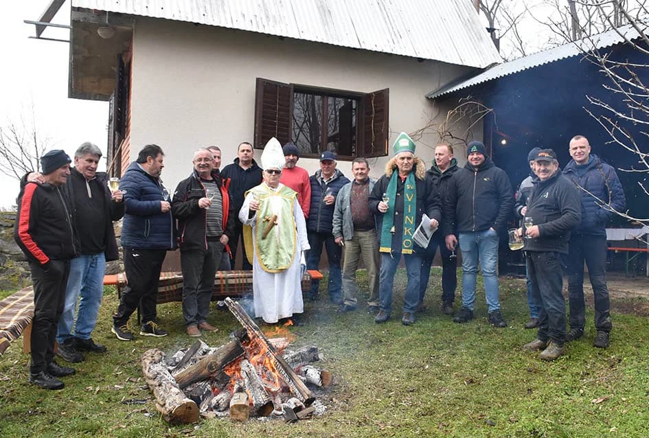(F O T O) VINCELOVO U KAPTOLAČKIM VINOGRADIMA: Otvorene vatre, okićeni čokoti…