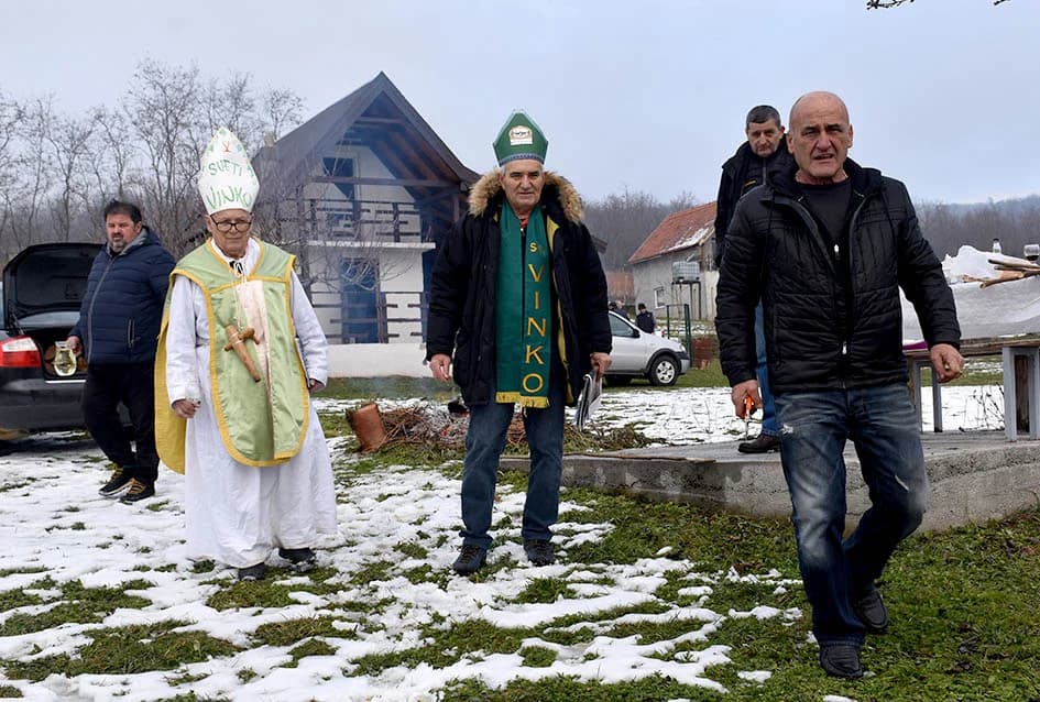 (F O T O) VINCELOVO U KAPTOLAČKIM VINOGRADIMA: Otvorene vatre, okićeni čokoti…