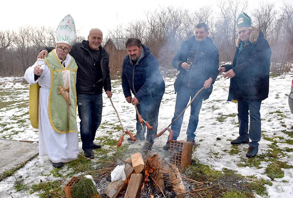 (F O T O) VINCELOVO U KAPTOLAČKIM VINOGRADIMA: Otvorene vatre, okićeni čokoti…
