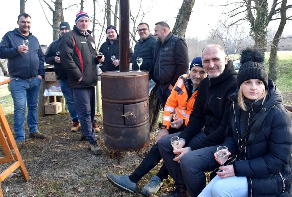 (F O T O) VINCELOVO U KAPTOLAČKIM VINOGRADIMA: Otvorene vatre, okićeni čokoti…